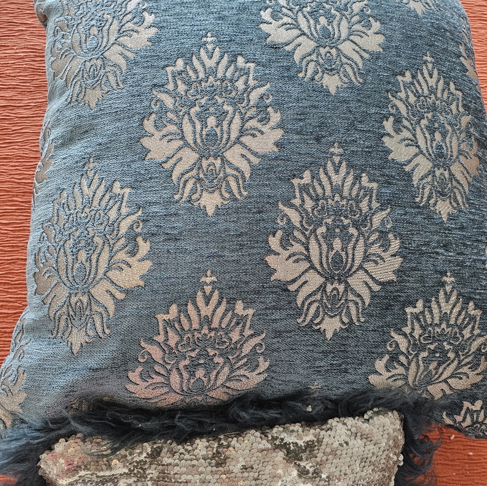 Trow Pillows - Picture 5 of 5
